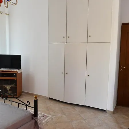 κυκλαδίτικη στην παραλία αντώνηδες, κύθνου
